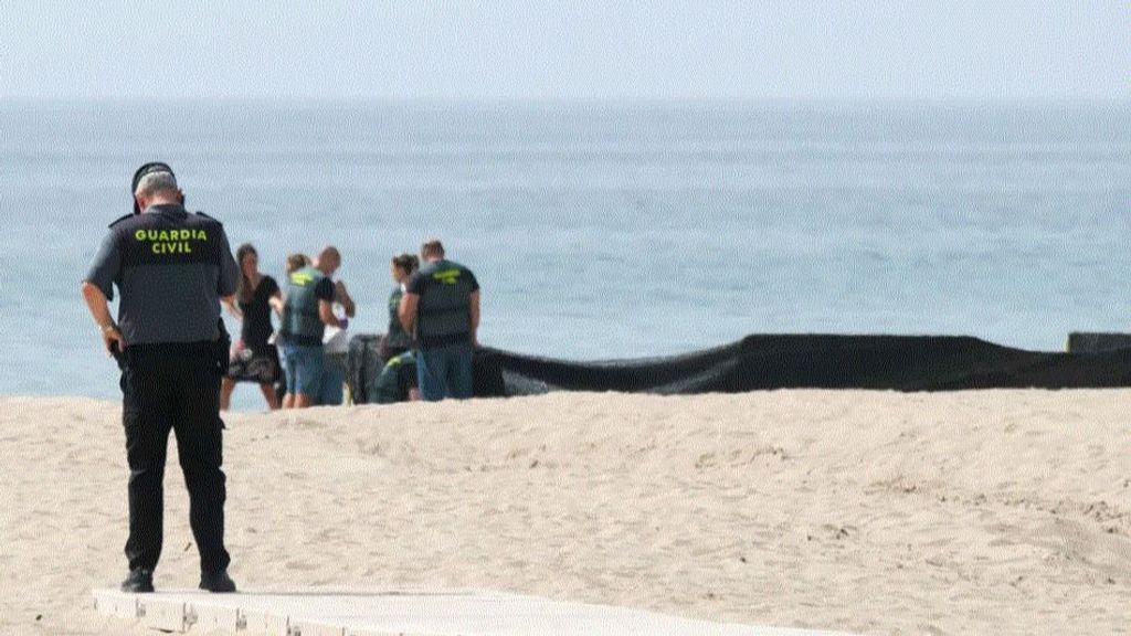 La bebé hallada muerta en la playa de Roda de Berà iba con su madre en un barco que naufragó en abril