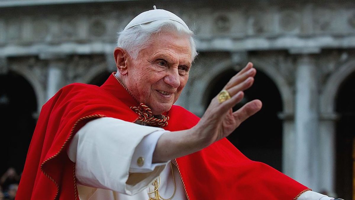 El extraño mensaje que sobrevuela los cielos de Roma y salpica al Vaticano: "Benedicto XVI nunca ha abdicado"