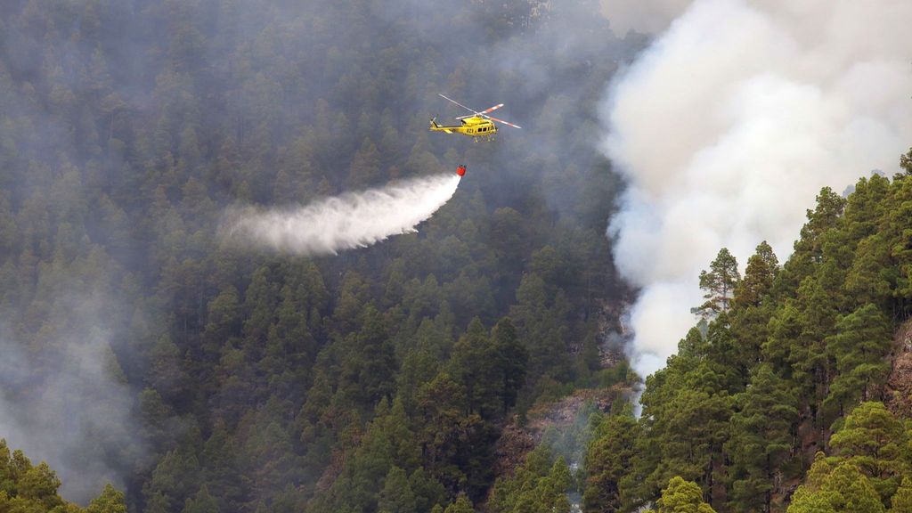 El incendio de La Palma evoluciona bien, con el esfuerzo concentrado en el Parque Nacional