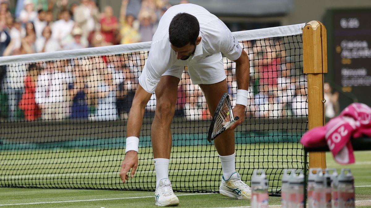 El tenista serbio Novak Djokovic golpea su raqueta contra un poste de la red
