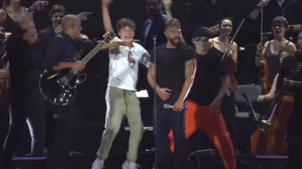 Los gemelos adolescentes de Ricky Martin sorprenden a su padre en el escenario