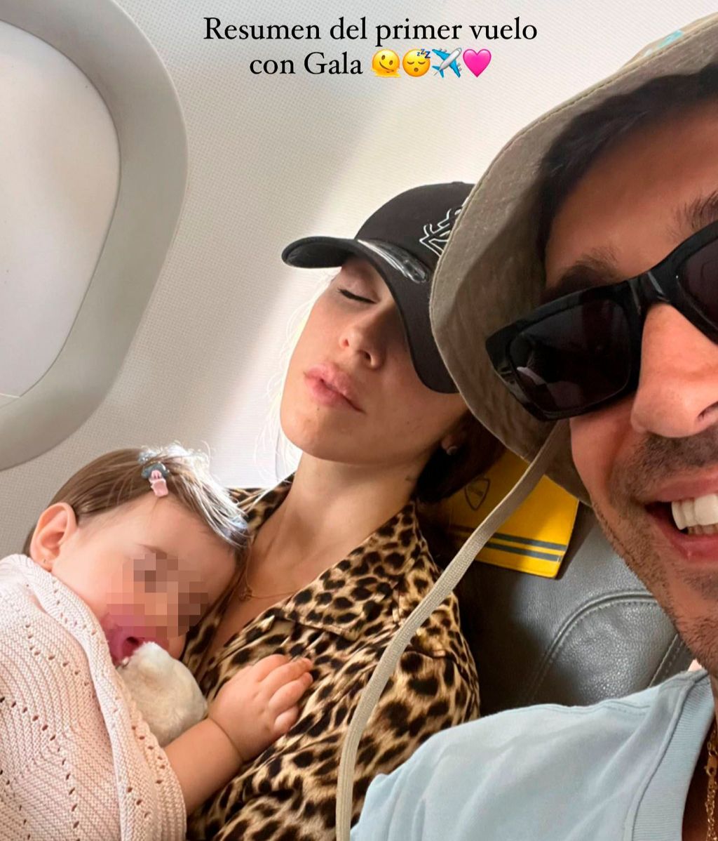 Violeta y Gala durmiendo en el avión en su primer viaje familiar