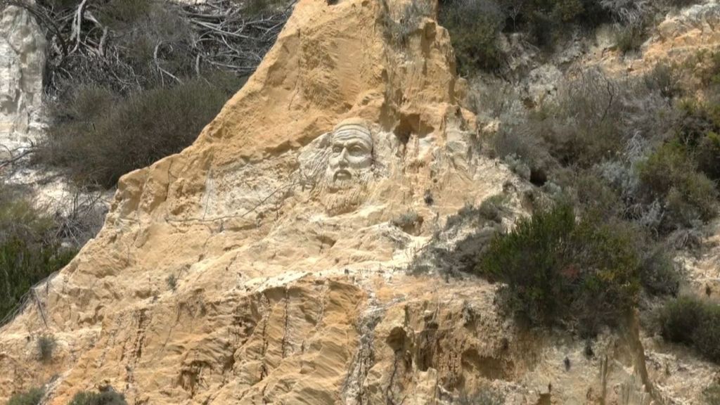 Aparece una misteriosa escultura que ‘vigila’ a los bañistas en la playa de Rompeculos, en Huelva