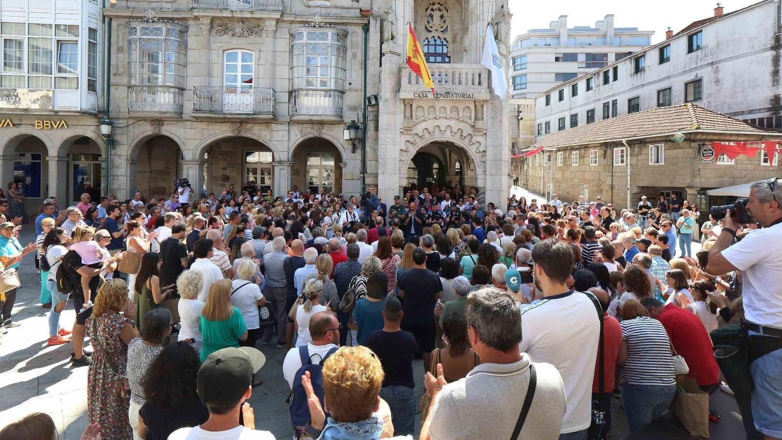 Concentración en O Porriño (Pontevedra) en recuerdo del menor que falleció tras quedarse olvidado durante horas en un coche
