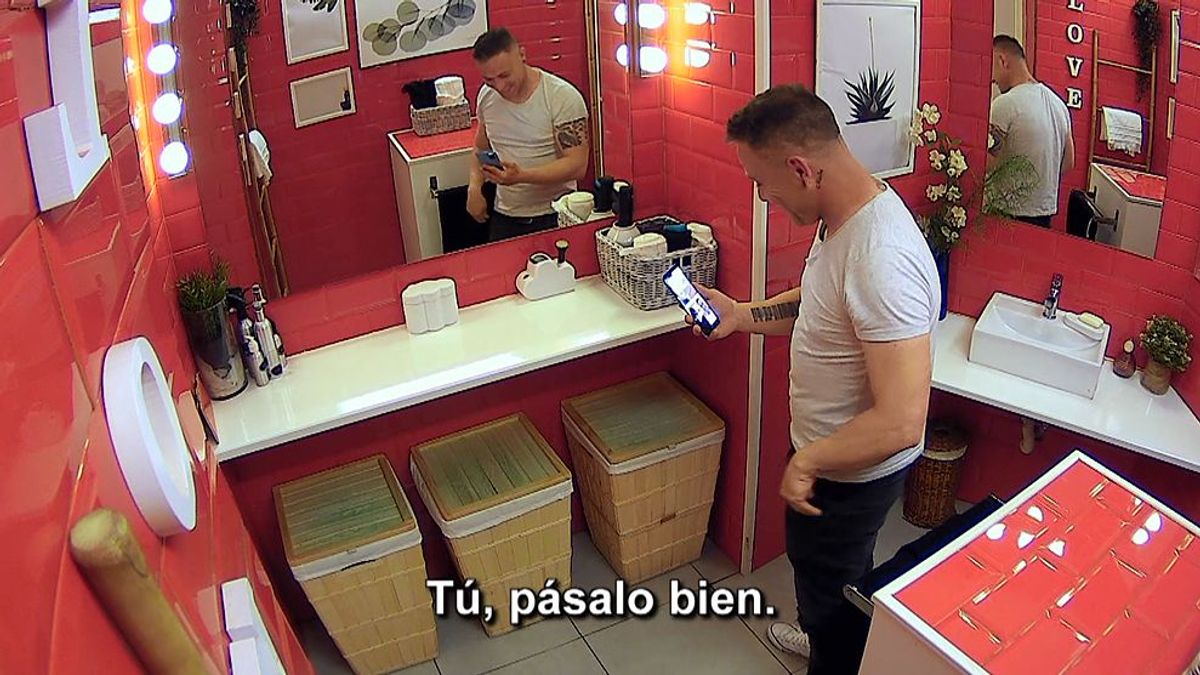 Edén no aguanta a su cita en ‘First Dates’ y se va a llamar a sus colegas: “Con esta chica no voy ni a comprar caramelos”