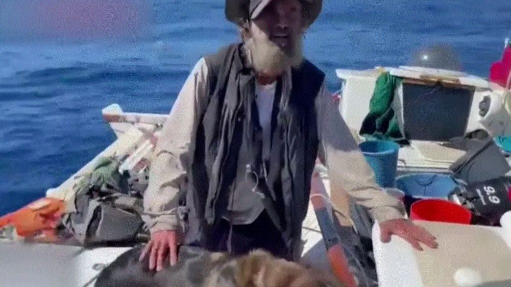 El náufrago que sobrevivió tres meses a la deriva con su perro ya le ha encontrado dueño