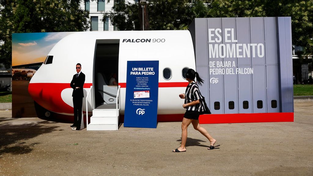 El PP ataca a Pedro Sánchez con una maqueta del Falcon