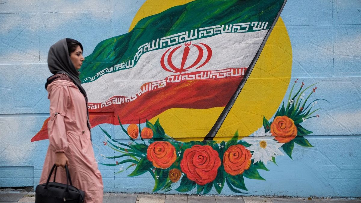 EuropaPress 3296420 mujer camina frente mural bandera iran situado calles teheran
