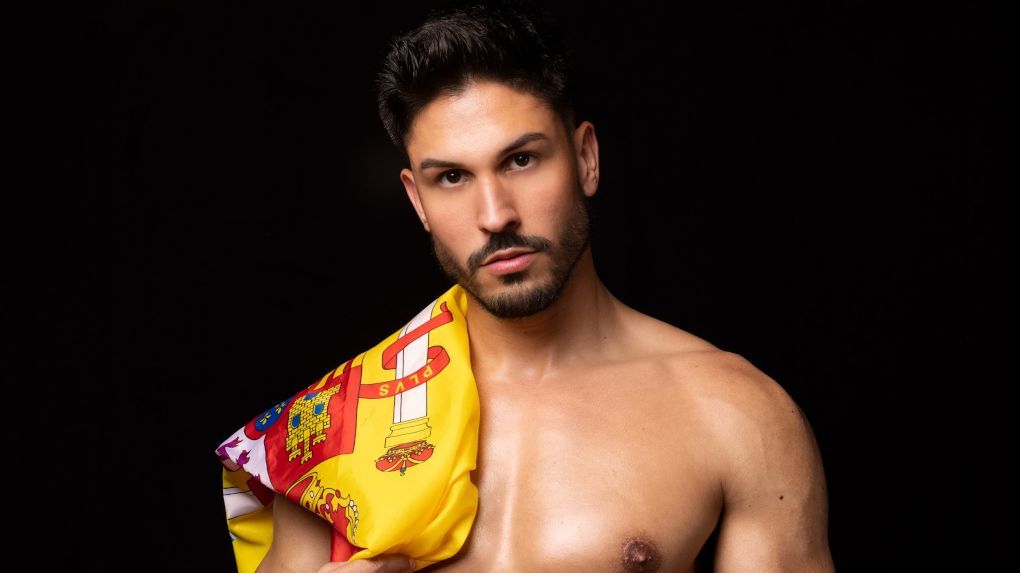 Iván Álvarez, posando con la bandera de España.