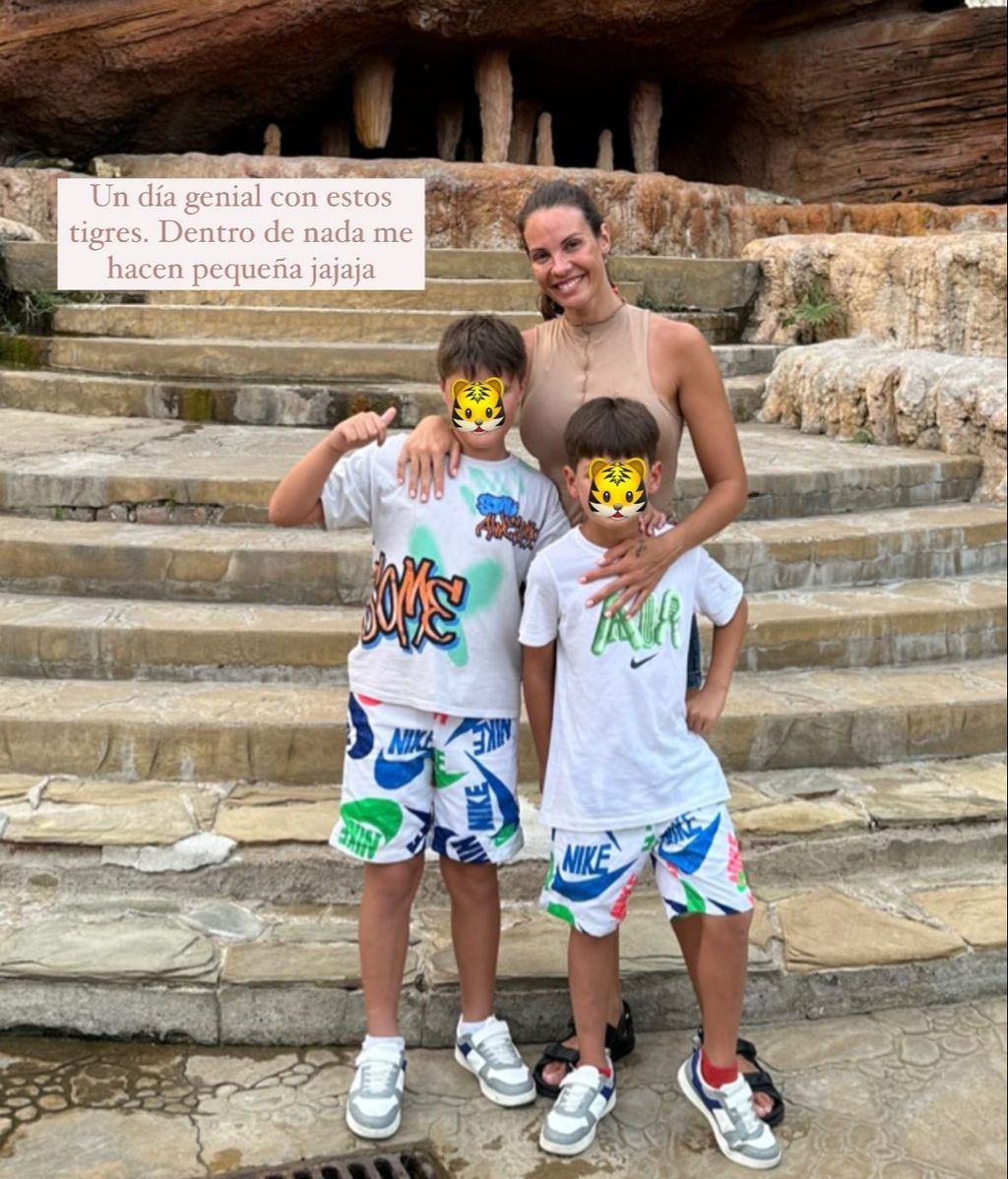 Jessica Bueno, con sus hijos Fran y Jota Jr.