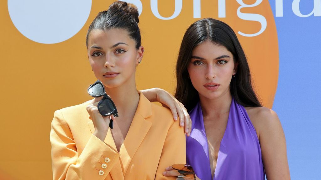 Lucía Rivera posando durante el evento de Sunglass Hut con la hija de la actual pareja de su padre