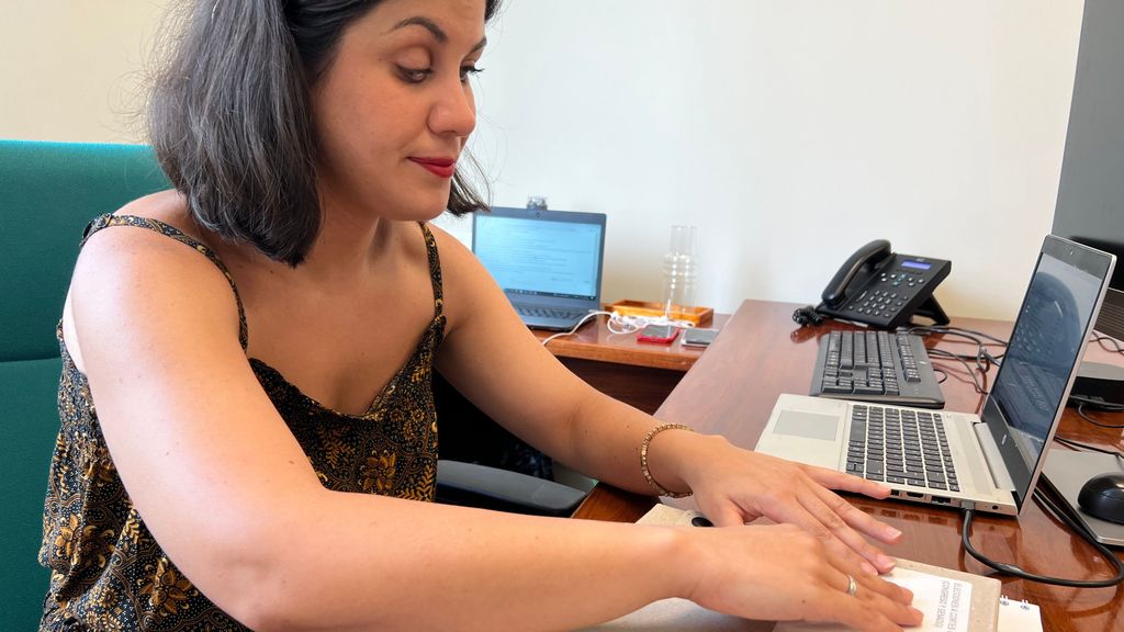 Marina Rojas revisando el kit de voto accesible