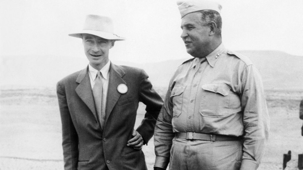 Oppenheimer con Leslie Groves después de la primera prueba atómica de la historia