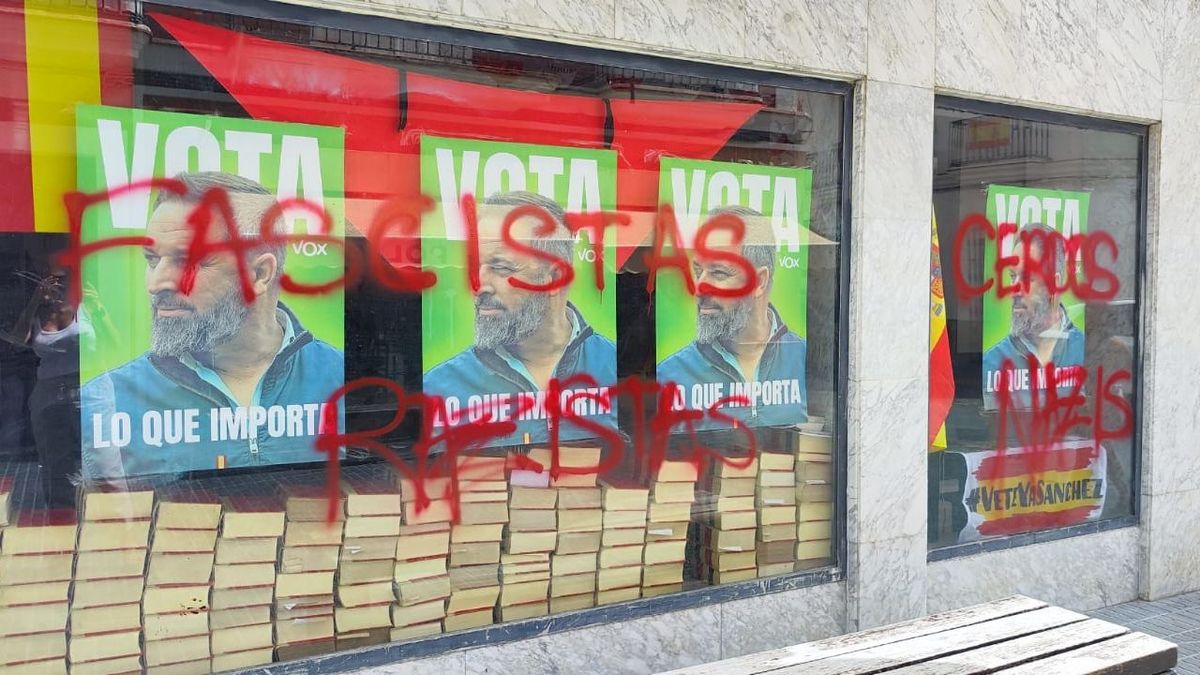 Pintadas en la fachada de la exsede electoral de Vox en El Puerto de Santa María