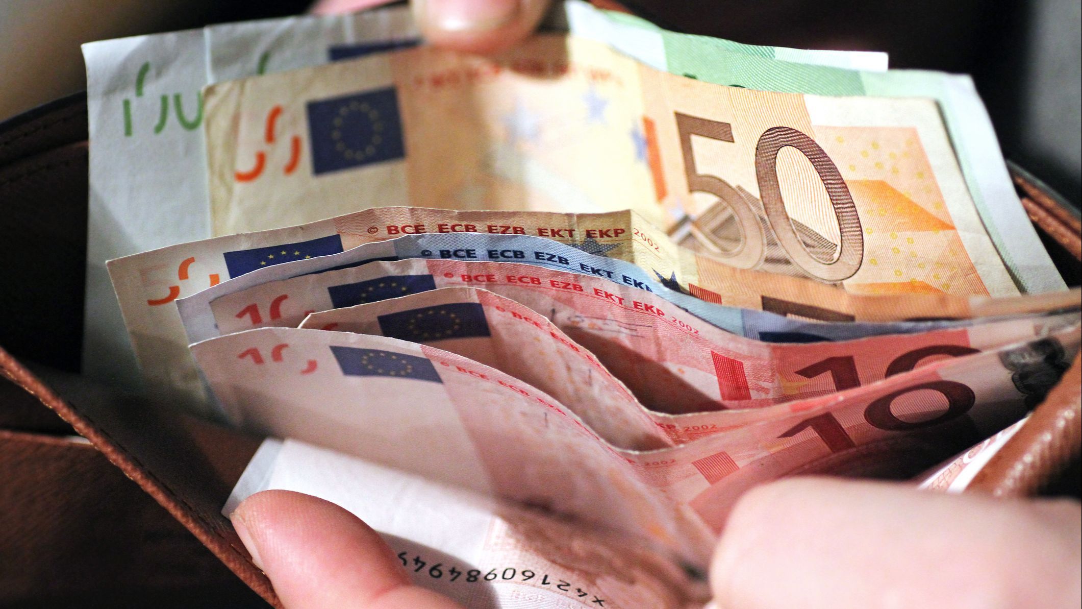 Un vecino de Palencia devuelve una cartera con 785 euros que una mujer perdió en un tren