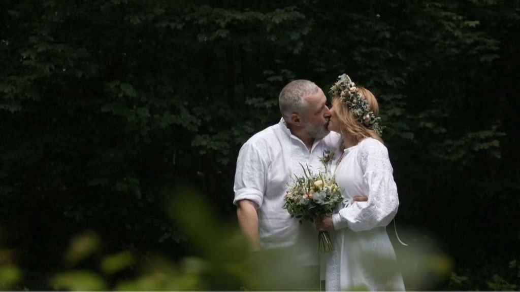 Zoie y Evhen, una pareja de ucranianos en primera línea de batalla, se casan en mitad de la guerra