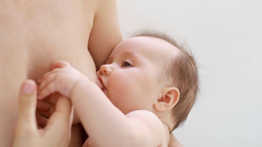Puedes continuar con la lactancia durante el embarazo. FUENTE: Pexels
