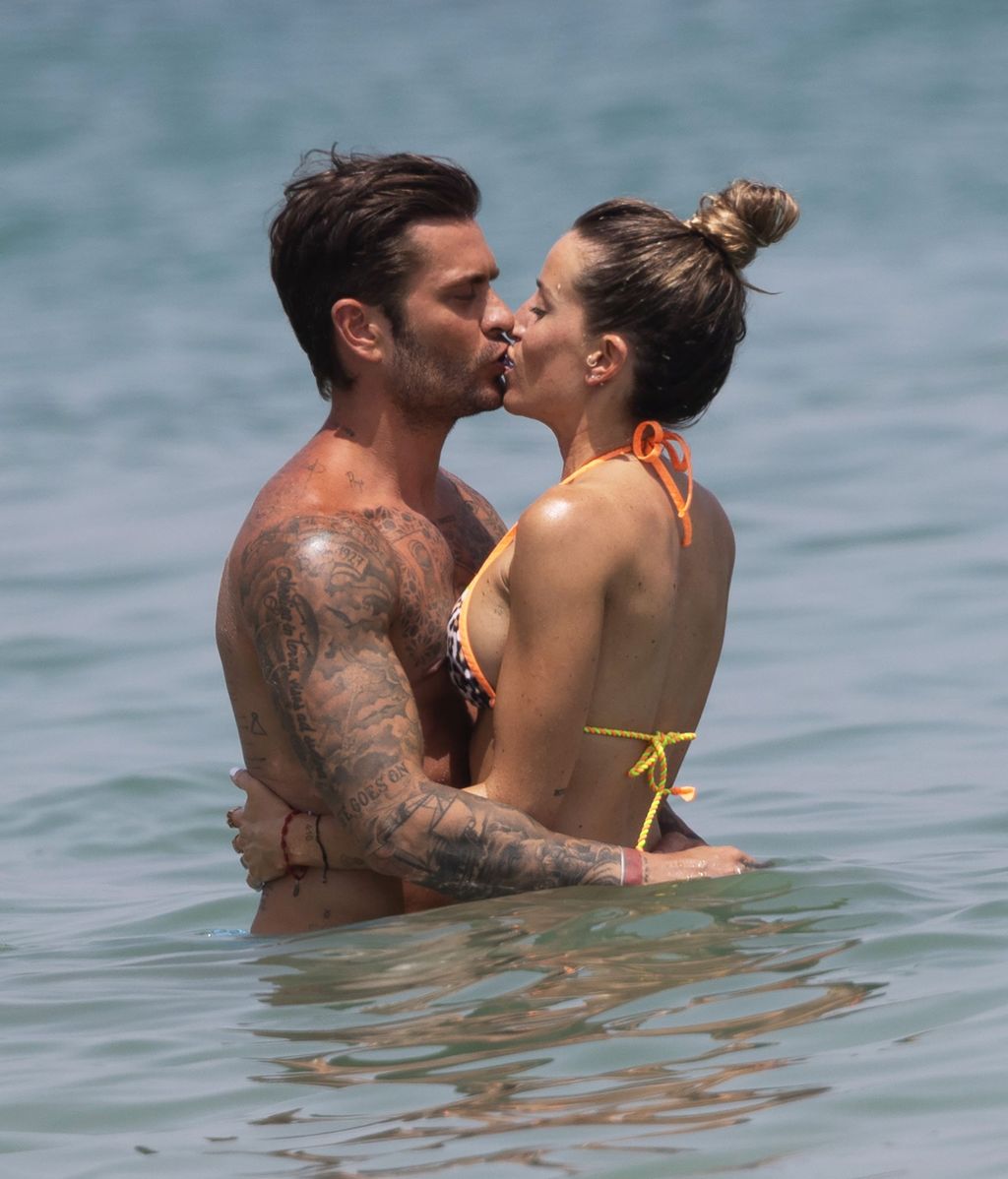 Rodri Fuertes y Marta Castro, besándose apasionadamente en Ibiza