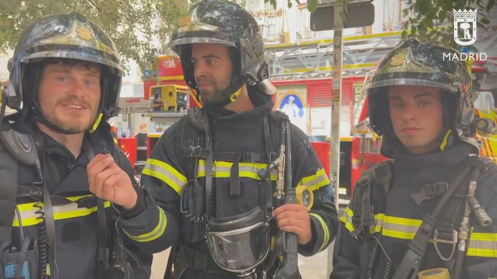 Tres bomberos rescatan en "su primera guardia y su primer fuego" a una mujer tras incendiarse su casa en Madrid