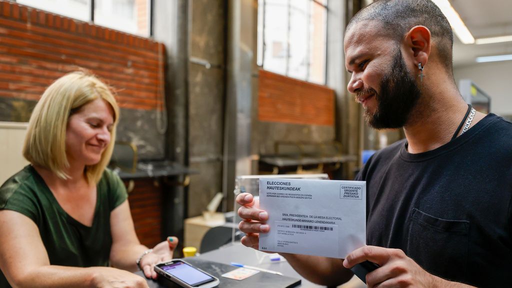 Un ciudadano emite su voto por correo este jueves