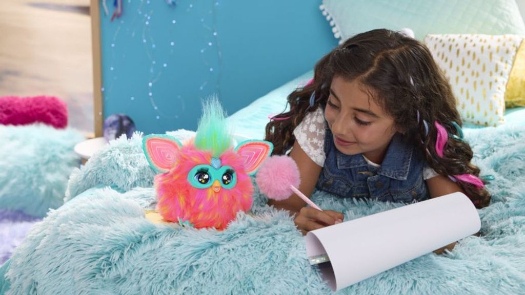Una niña con un Furby color coral