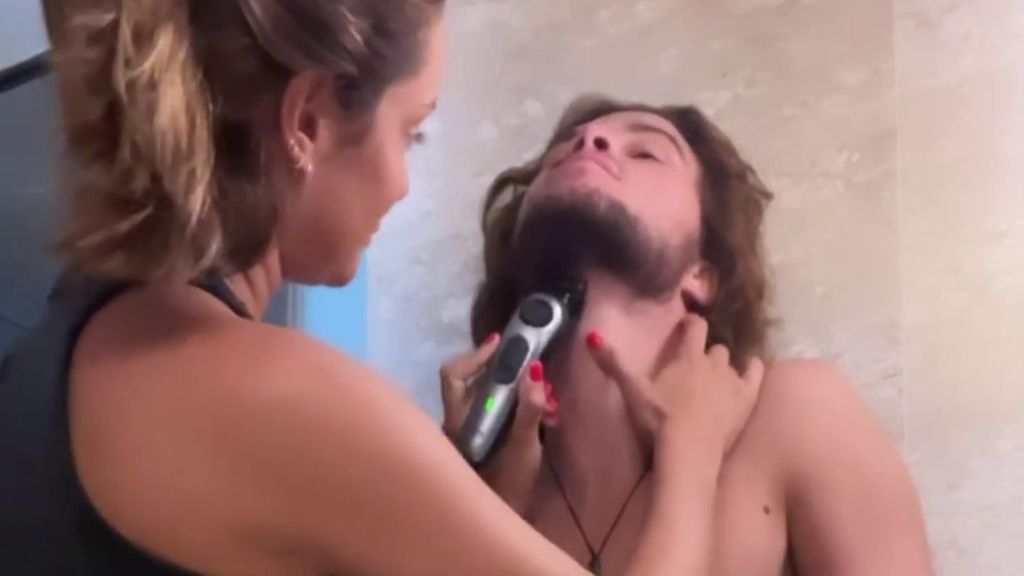Adara Molinero le recorta la barba a Bosco Martínez-Bordiú tras 'Supervivientes'