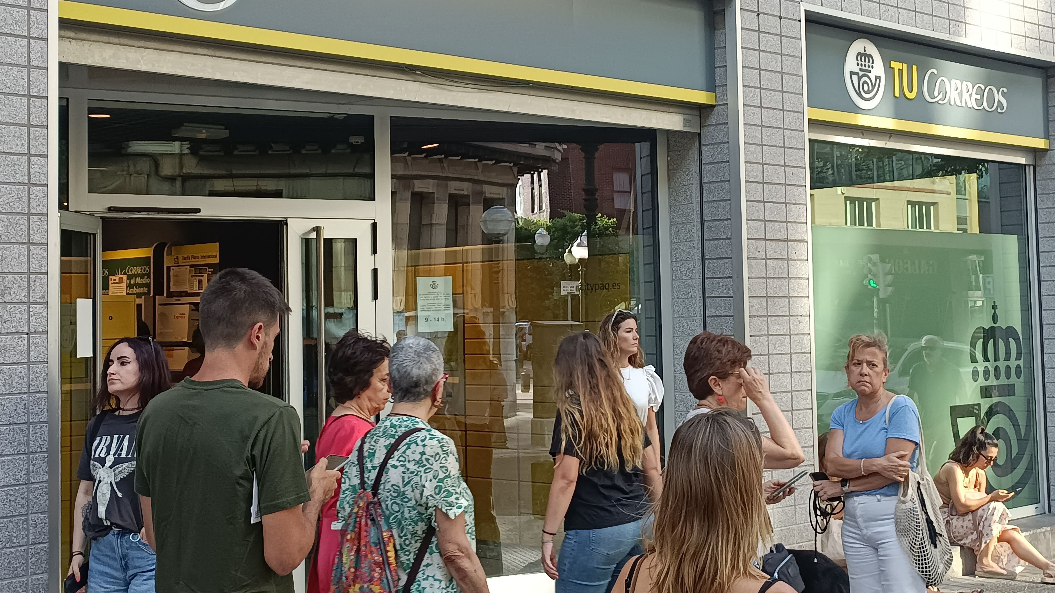 Colas en una oficina de Correos en Bilbao
