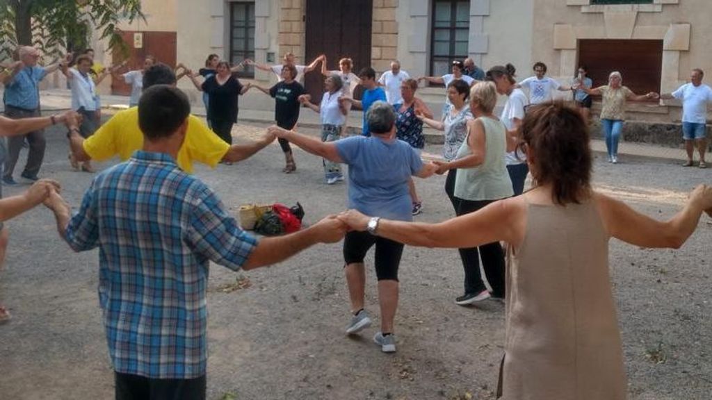 Curso de sardanas en Argilaga (Tarragona)