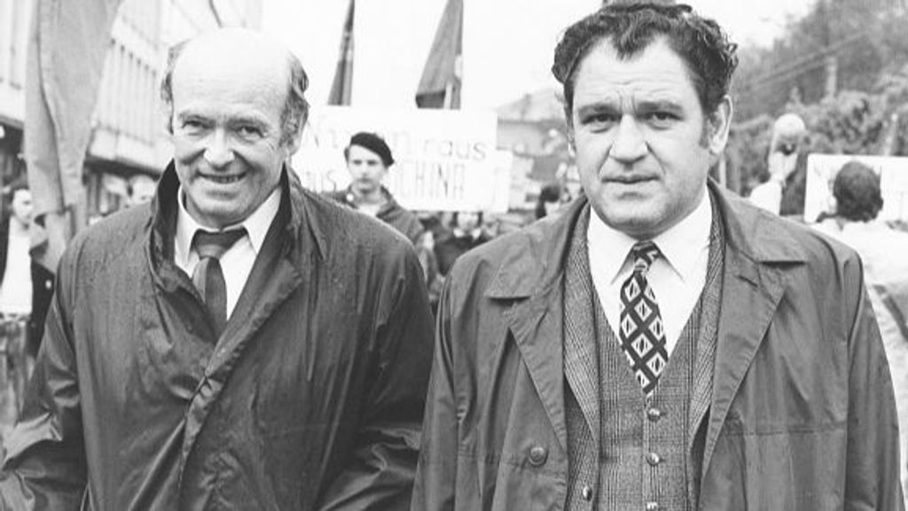 Erwin Scharf (KPÖ) (izquierda) y Franz Muhr en una manifestación contra la Guerra de Vietnam, alrededor de 1970