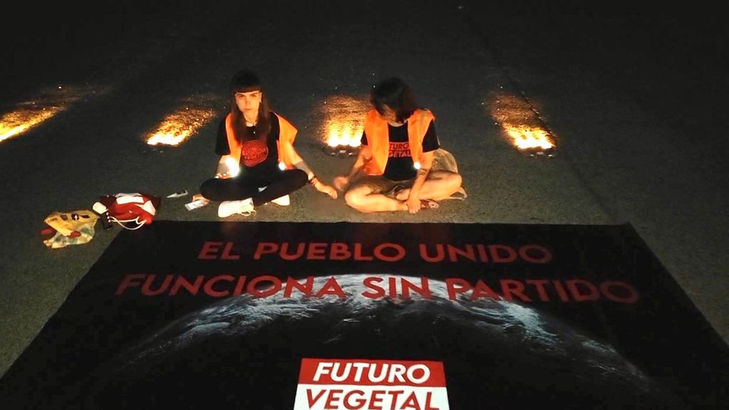 Futuro Vegetal denuncia en el aeropuerto de Barajas que "ningún partido" se toma en serio la crisis climática