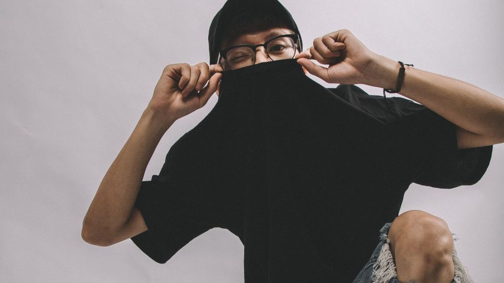 Joven con camiseta negra