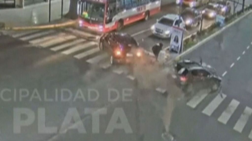 Una mujer se salva in extremis de ser atropellada en la Plata, Argentina