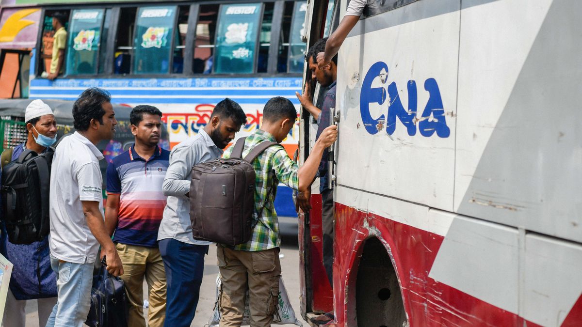 17 muertos y 35 heridos al volcar un autobús en el sur de Bangladesh