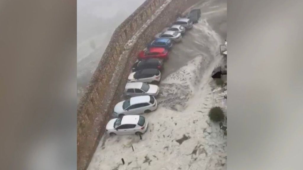 Una tromba de agua y de granizo colapsa Morella, Castellón: centenares de vehículos sufrieron daños