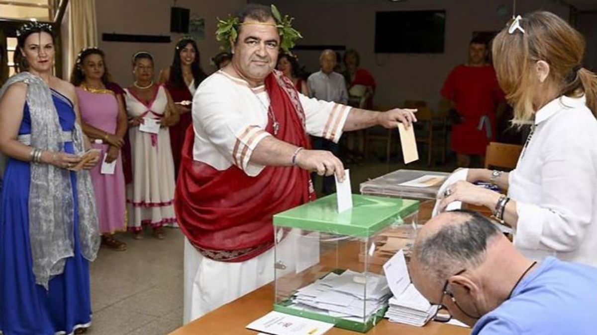 El alcalde de Saldaña, en Palencia, vota vestido de emperador romano