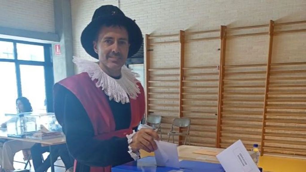 El alcalde de Tortosa vota vestido de época y reclama "no retroceder en el tiempo"