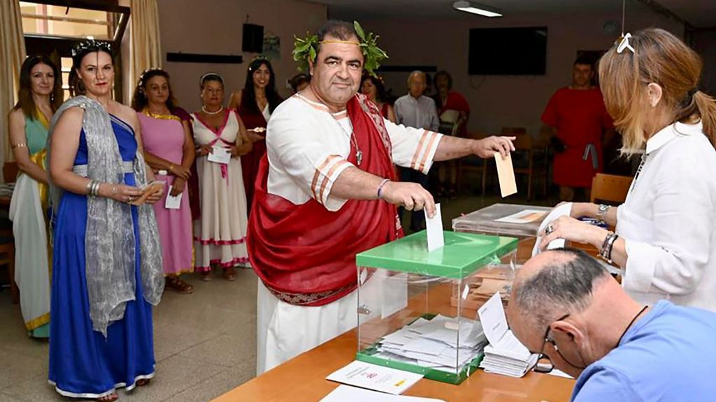El alcalde del municipio palentino de Saldaña, Adolfo Palacios (PP), vota este vestido de emperador romano
