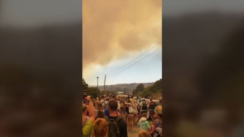 El fuego avanza sin control en Rodas y obliga al desalojo de 30 000 personas