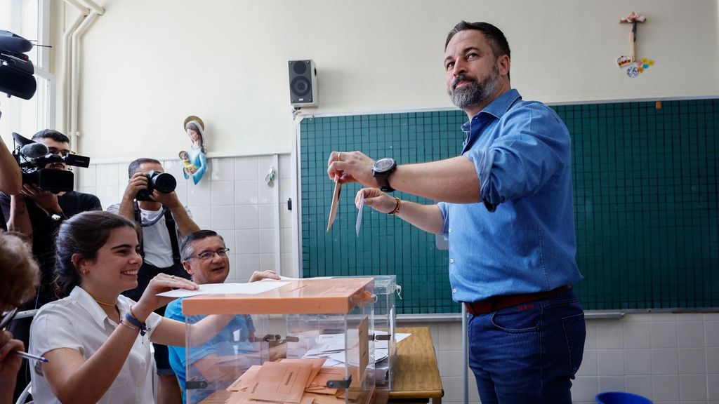 El líder de Vox, Santiago Abascal, deposita el voto en la urna
