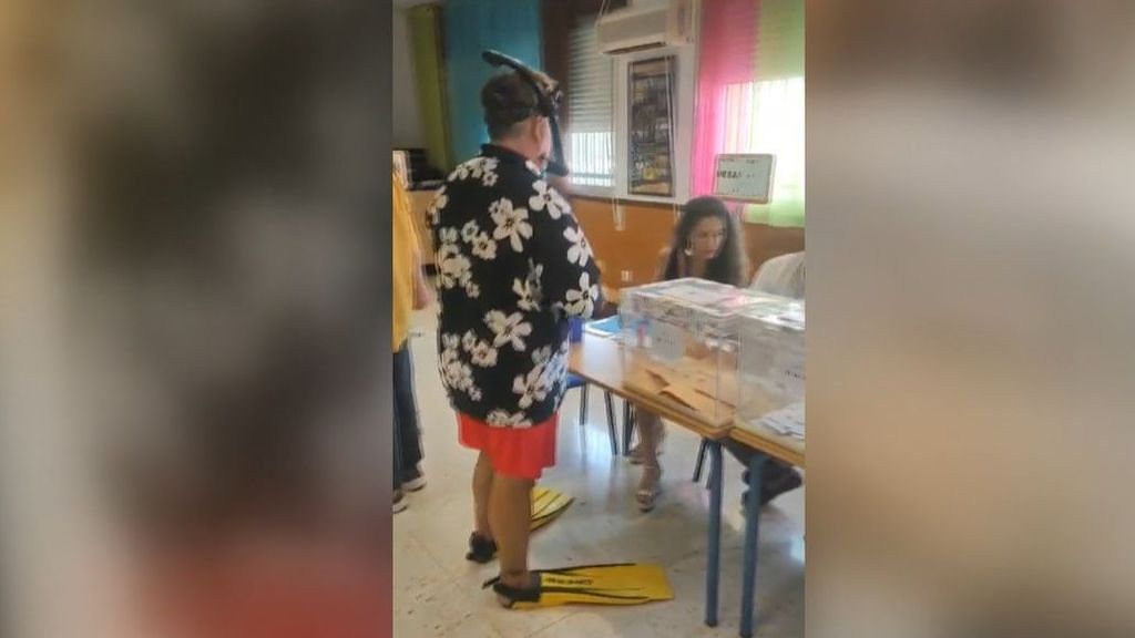 El vídeo viral de las elecciones generales 2023: un ciudadano vota con aletas y tubo de snorkel