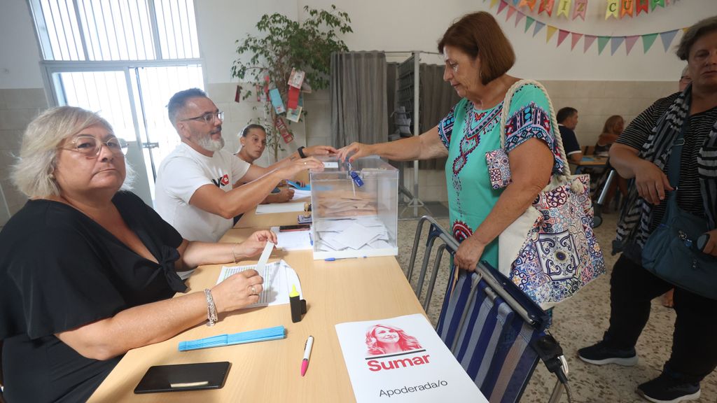 EuropaPress 5347449 varias personas ropa banos utensilios playa ejercen derecho voto elecciones