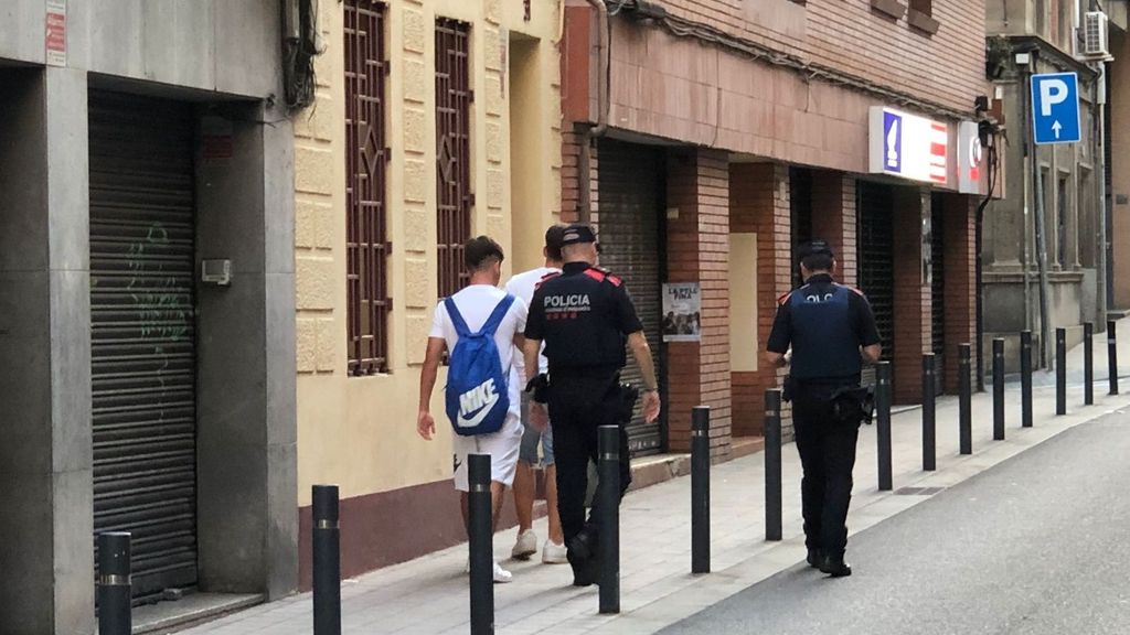 Los Mossos identifican a dos jóvenes por gritar "fachas" ante la sede de Vox en Barcelona