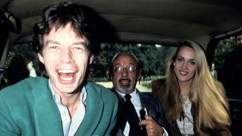 Mick Jagger, con el ejecutivo discográfico Ahmet Ertegun (presidente de Atlantic Records) y Jerry Hall, en París en 1980.