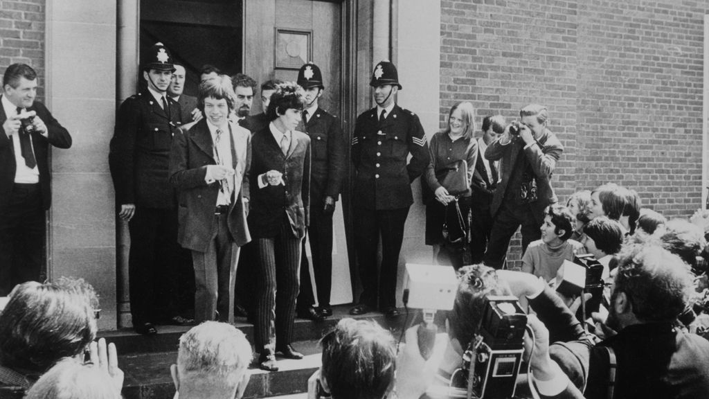 Mick Jagger y Keith Richards, a la salida del juzgado en Sussex en 1967, tras la redada en la mansión del guitarrista a principios de ese año.