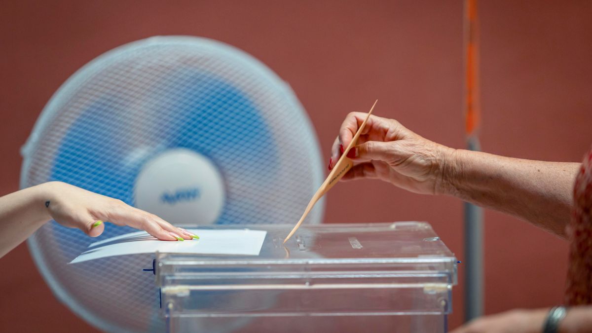 Obligado a ponerse la camiseta con el lema 'que te vote Txapote' del revés para poder votar: está prohibido