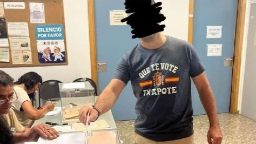 Un hombre vota en Torrent, Valencia, con la camiseta de 'Que te vote Txapote'