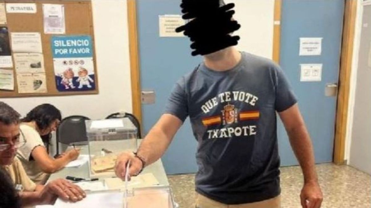 Un hombre vota en Torrent, Valencia, con la camiseta de 'Que te vote Txapote'