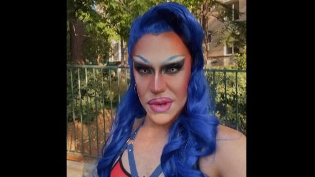 Una 'drag queen' acude con sus mejores galas para ser vocal en una mesa en Madrid