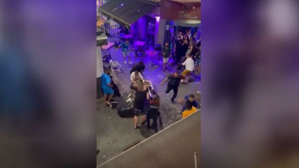 Tres policías, heridos en una brutal pelea multitudinaria en Sitges