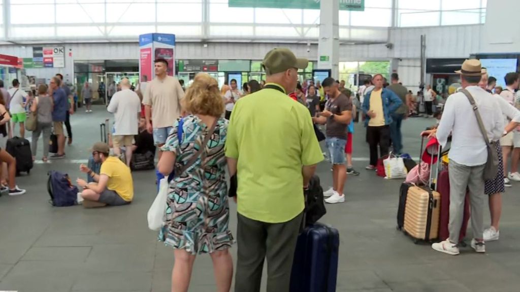 Unos 2000 pasajeros, afectados por la suspensión de trenes en Valencia